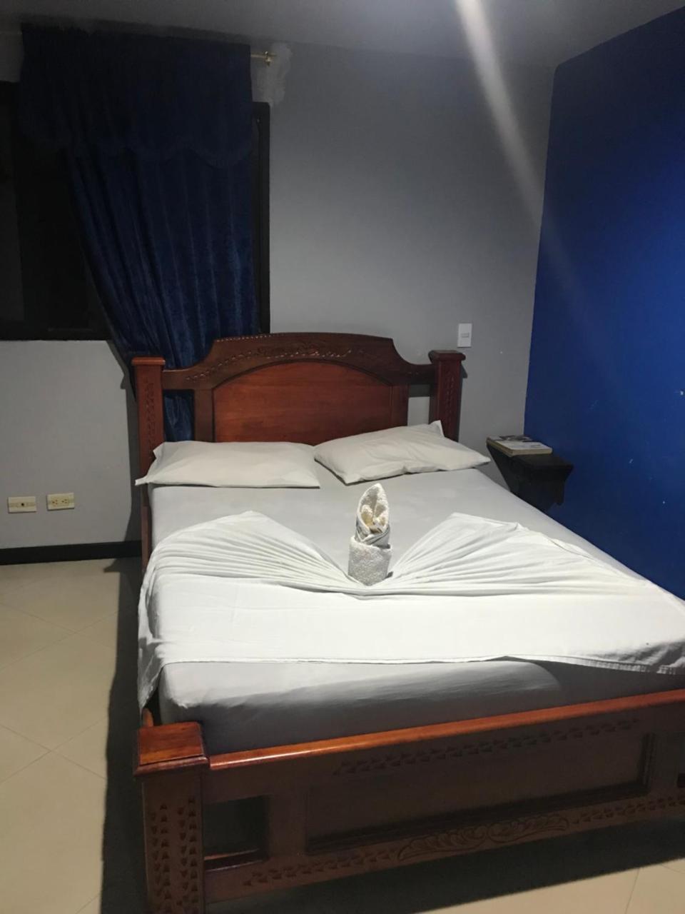 Hotel Calipso Маринилья Экстерьер фото