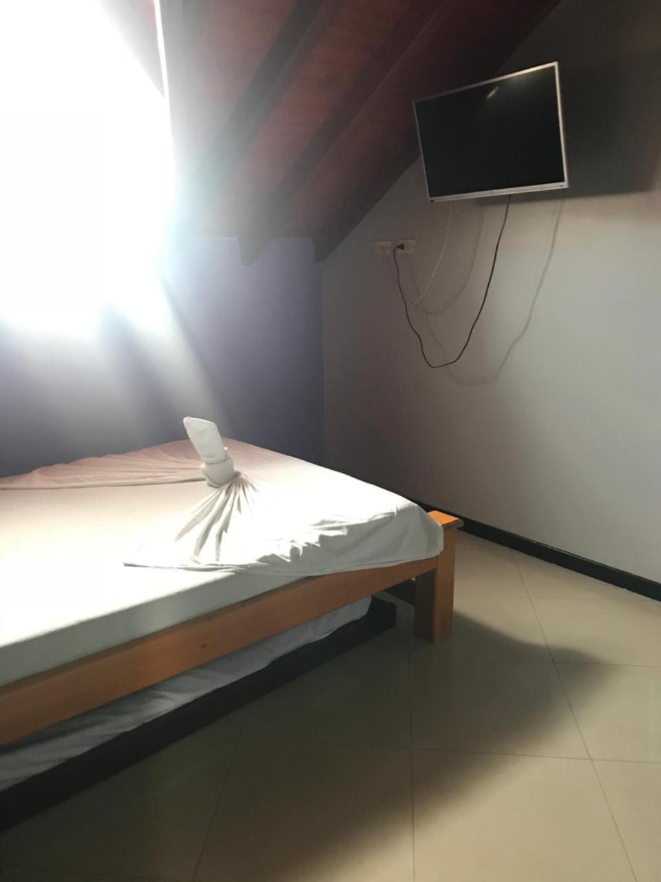 Hotel Calipso Маринилья Экстерьер фото