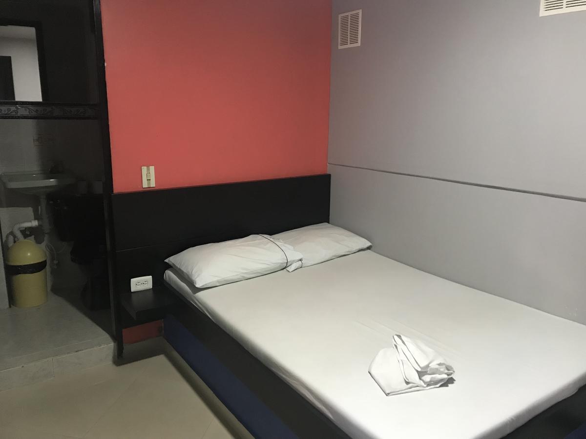 Hotel Calipso Маринилья Экстерьер фото